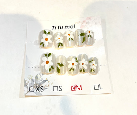 Daisy Daydream - Floral Press-On Nails Medium Size