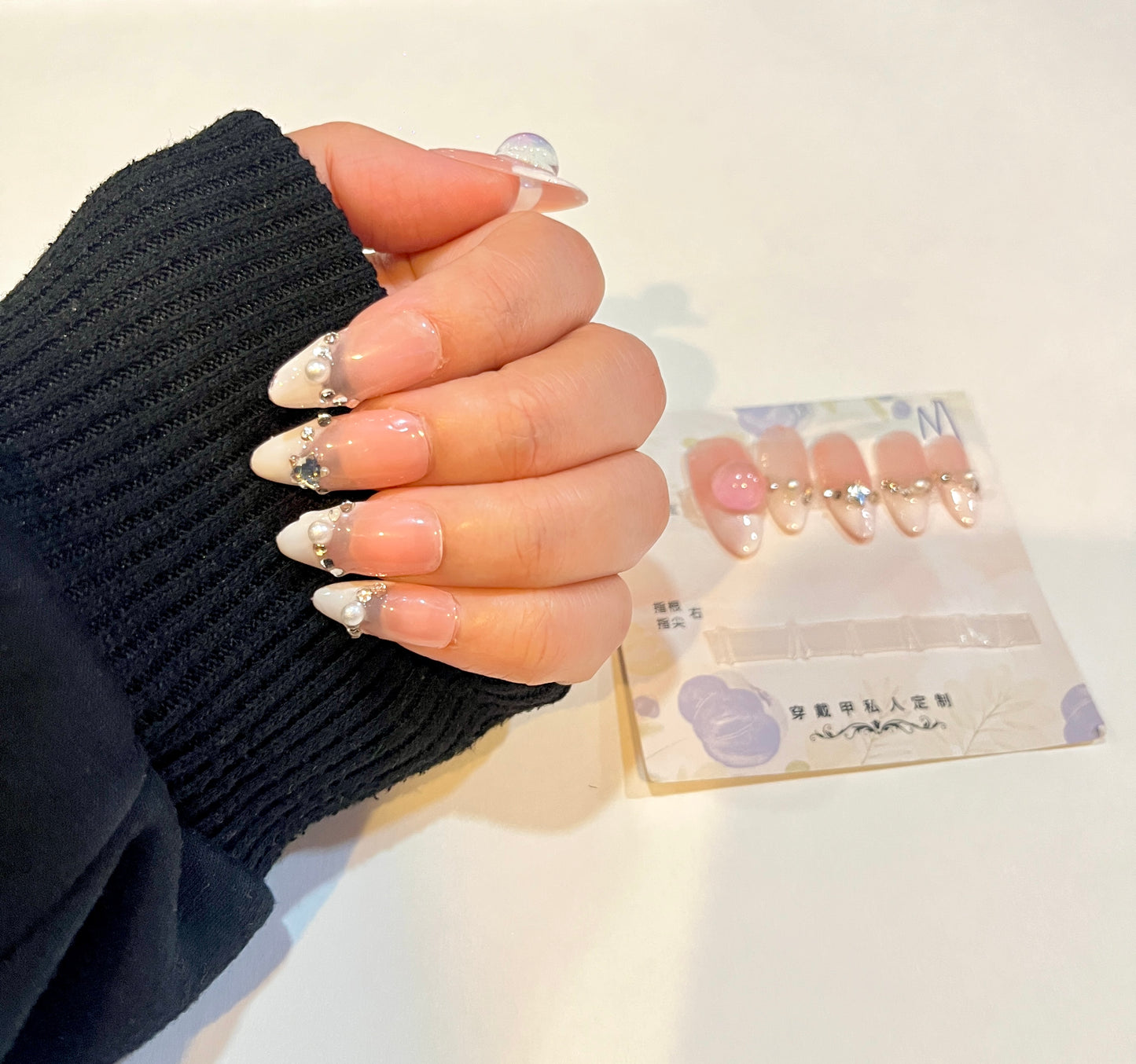 Elegant Pearl Gradient Press-On Nails – Pink & White 3D Charm Design