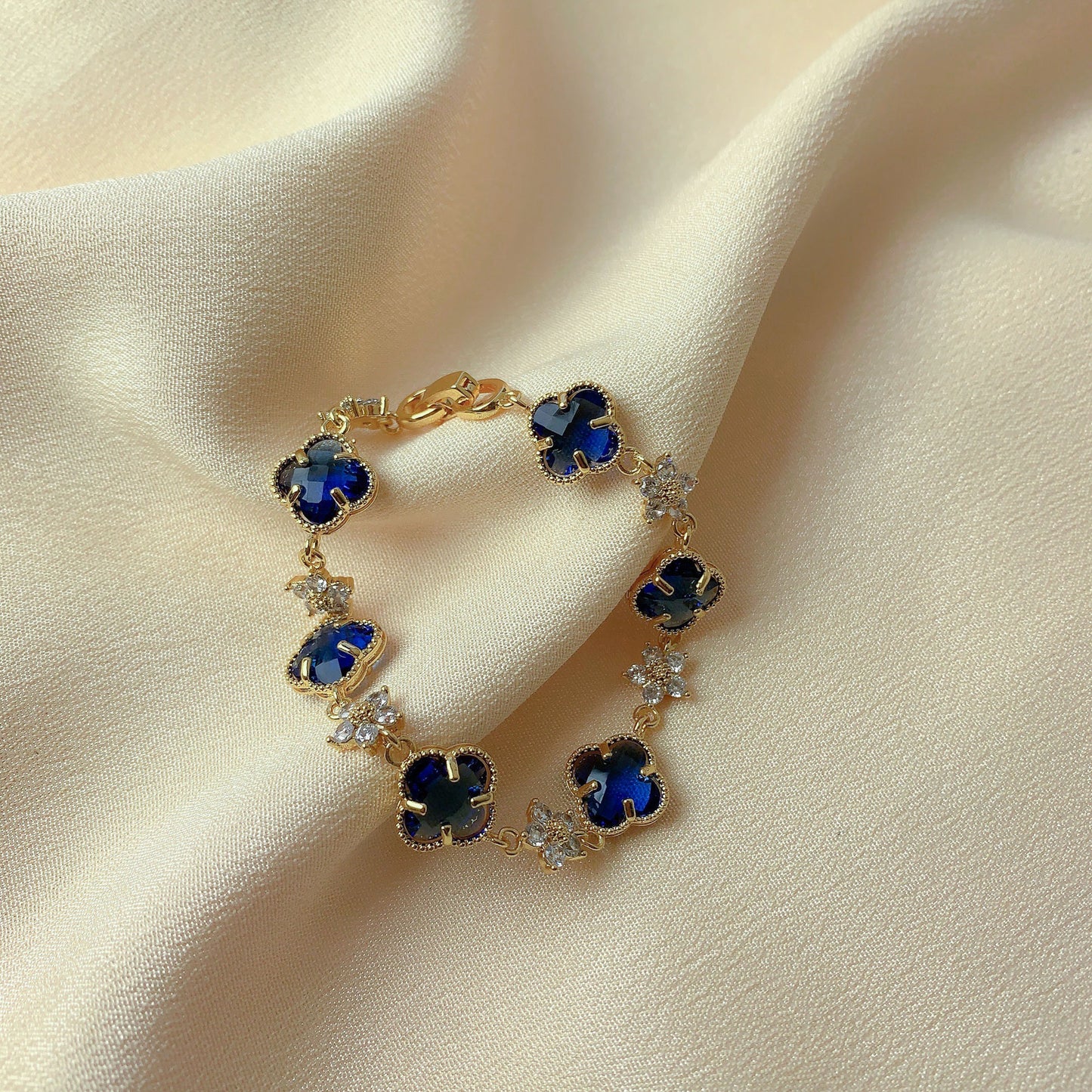 Elegant Clover Crystal Bracelet – 4 Colors Available