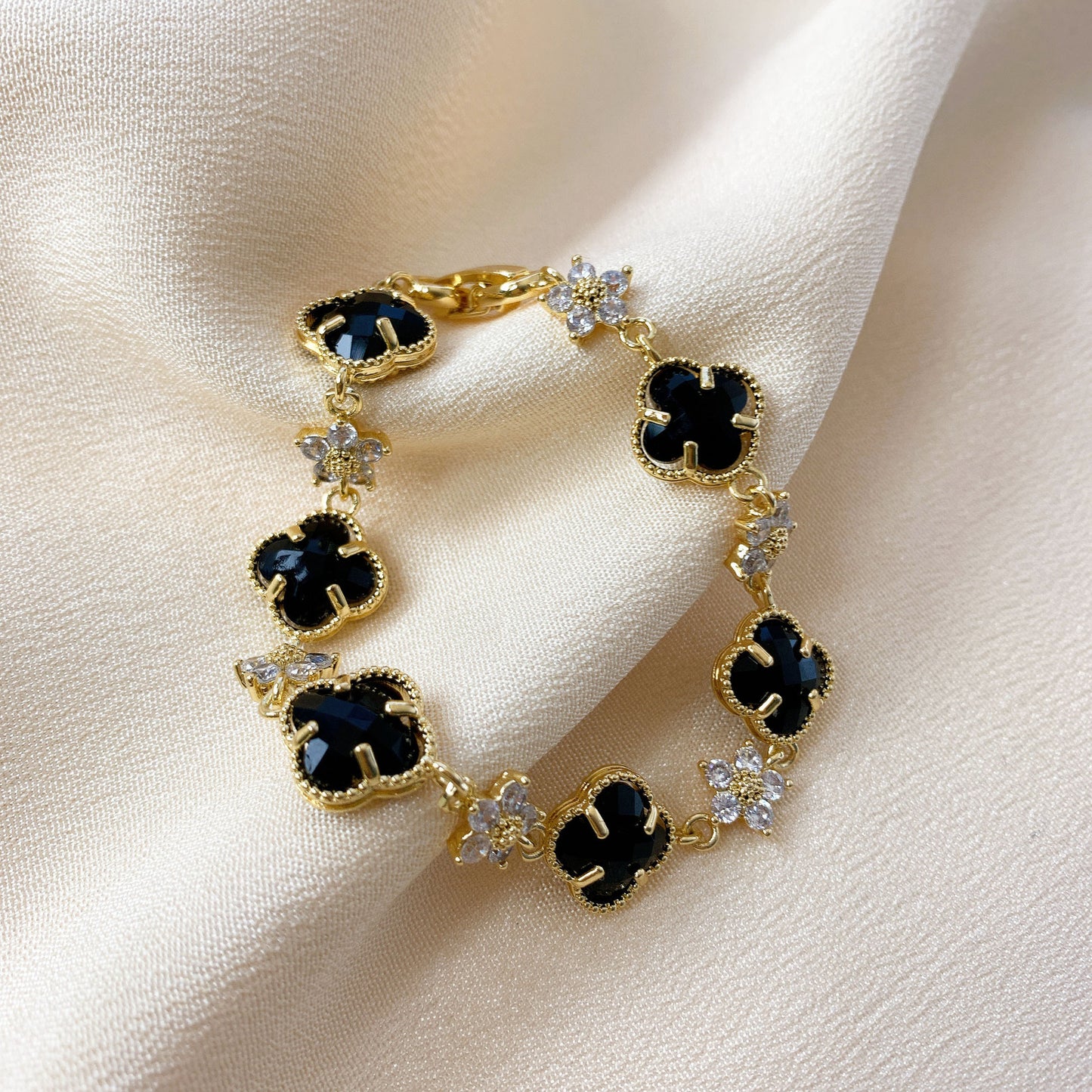 Elegant Clover Crystal Bracelet – 4 Colors Available