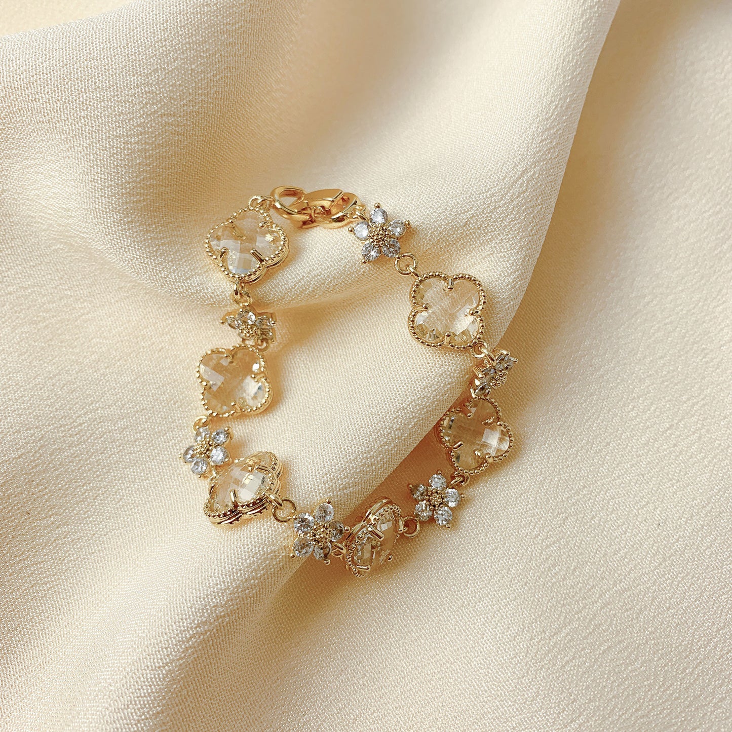 Elegant Clover Crystal Bracelet – 4 Colors Available